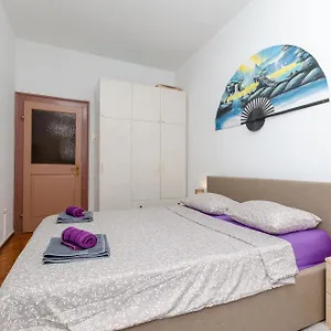 Stone Rose In Center Apartment